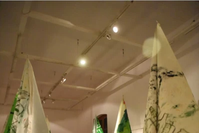 Salón del MUNT: la crisis ambiental se expresa en lonas pintadas