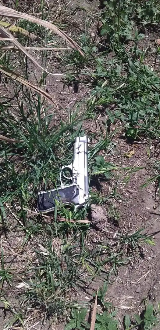 Uno de los acusados se deshizo de una pistola 9 milímetros mientras estaba tendido en el suelo.