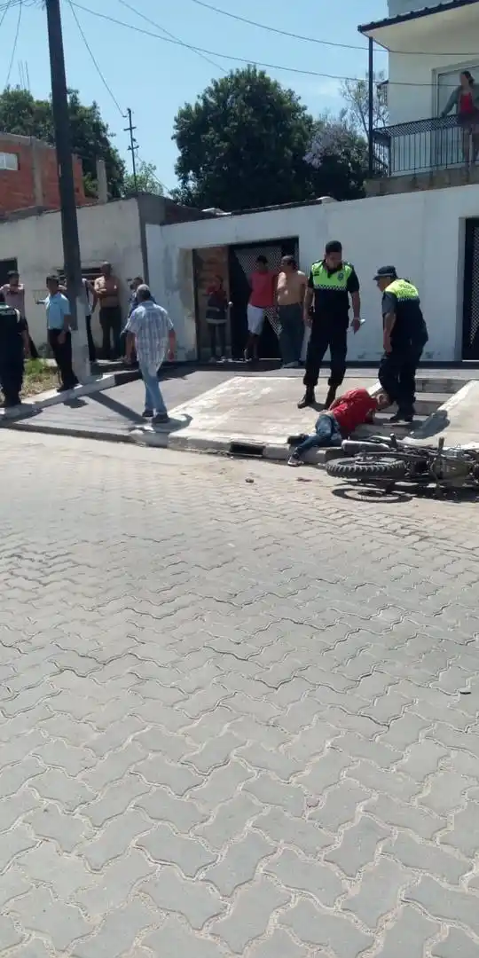 DETENIDO. Policías custodian a Axel Alfaro antes de ser trasladado. 