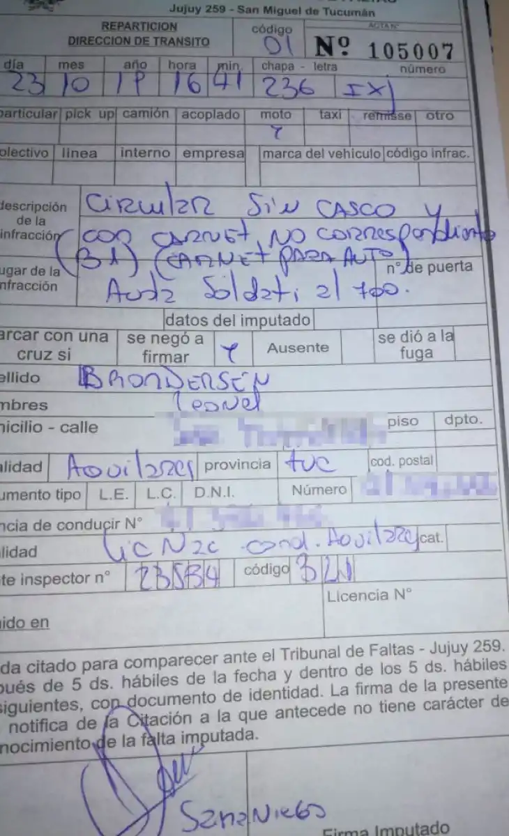 Sin casco ni carnet, el hijo de un legislador pasó cuatro semáforos en rojo y se fugó