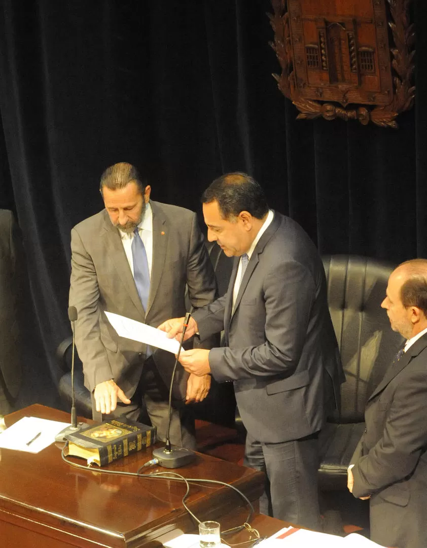 NUEVO PRESIDENTE. El ministro de Gobierno, Regino Amado, tomó juramento como presidente a Fernando Juri. 