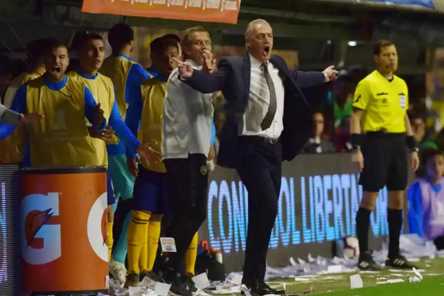 ¡QUÉ COBRÁS! Gustavo Alfaro se queja de una decisión del árbitro.