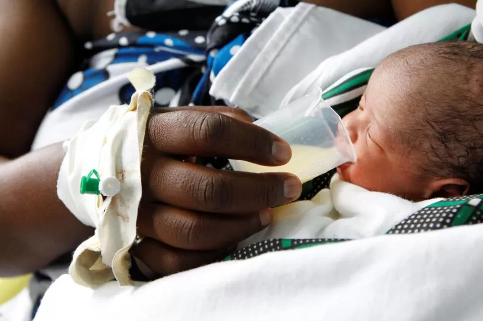 MAMÁ Y BEBÉ. Sarah Wanjiku alimenta a su hijo con leche que fue donada al banco del hospital. 