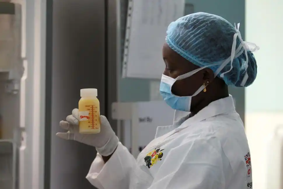 EL TESORO. Una enfermera sostiene una botella con leche materna.