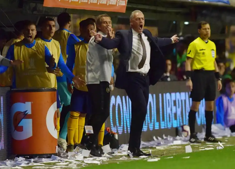 ¡QUÉ COBRÁS! Gustavo Alfaro se queja de una decisión del árbitro.