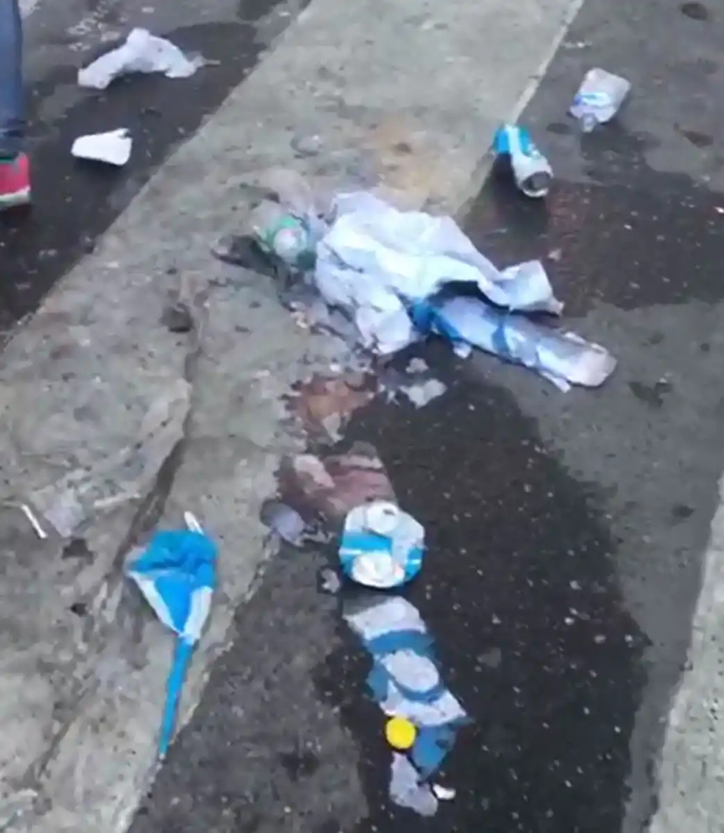 Después del acto, decenas de latas de cerveza y botellas de vino en la plaza