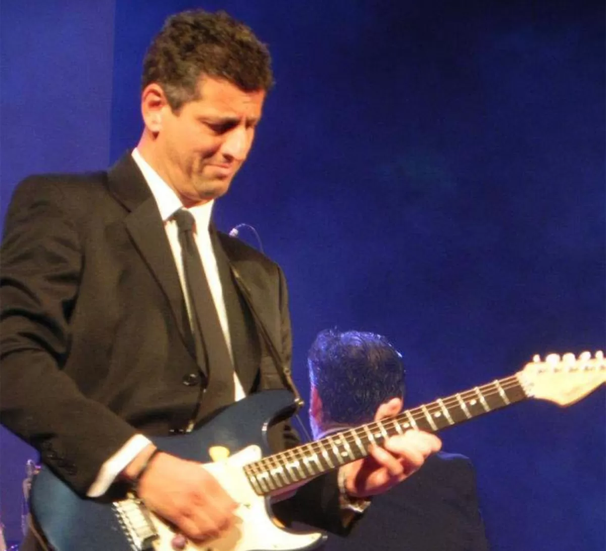 FRONTMAN. El guitarrista Chechi Bazzano asume en C Nota un nuevo rol en su larga carrera artística.   