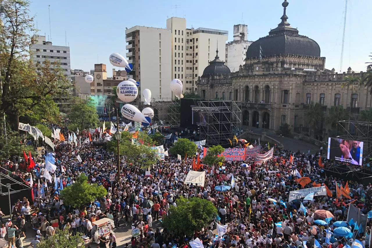 El multitudinario acto de cierre de campaña comenzó con un discurso de Alberto Fernández grabado y proyectado en pantalla gigante.