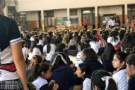 Alumnas protestaron porque sancionaron a dos chicas que se besaron