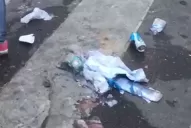 Después del acto, decenas de latas de cerveza y botellas de vino en la plaza