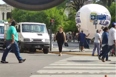 Acto peronista: en la plaza Independencia inflaron globos con tubos que llevó el Siprosa