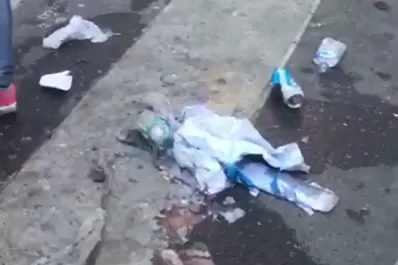 Después del acto, decenas de latas de cerveza y botellas de vino en la plaza