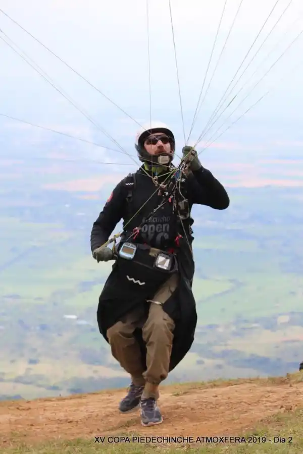 ANTES DEL DESPEGUE. Acosta alista la vela en la prueba final.
