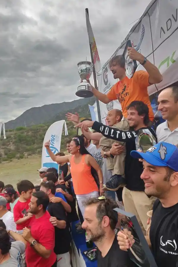 ALEGRÍA. Todos celebran, entre ello Shauin Kao, esposa de Adrián.