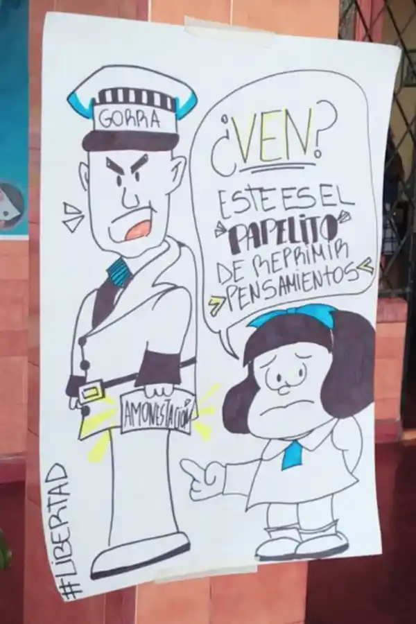 Alumnas protestaron porque sancionaron a dos chicas que se besaron