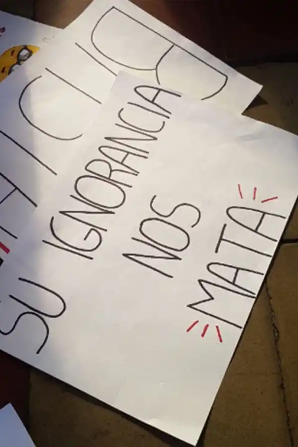 Alumnas protestaron porque sancionaron a dos chicas que se besaron