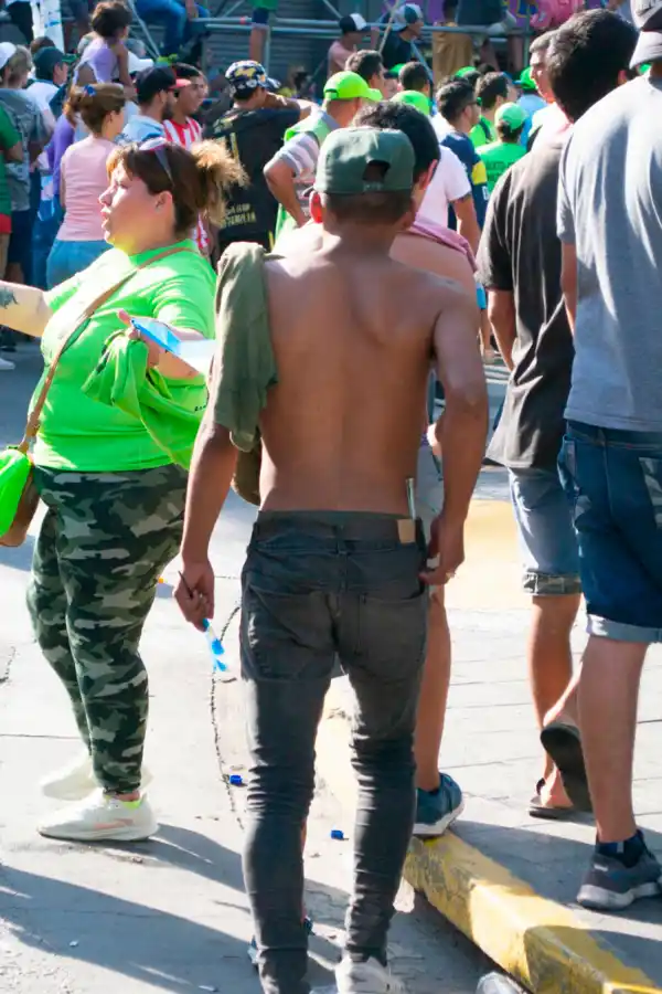 ENCUBIERTO. Quien lleva el arma blanca es acompañado por un secuaz. 