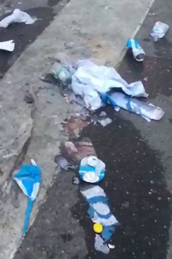 Después del acto, decenas de latas de cerveza y botellas de vino en la plaza