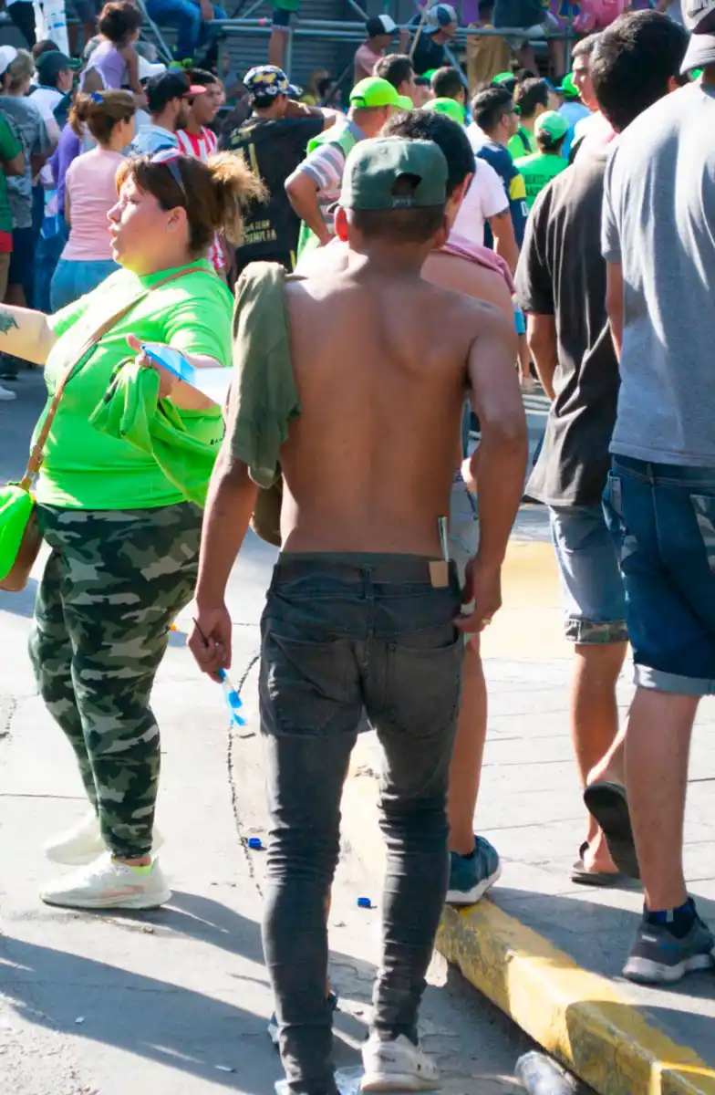 ENCUBIERTO. Quien lleva el arma blanca es acompañado por un secuaz. 