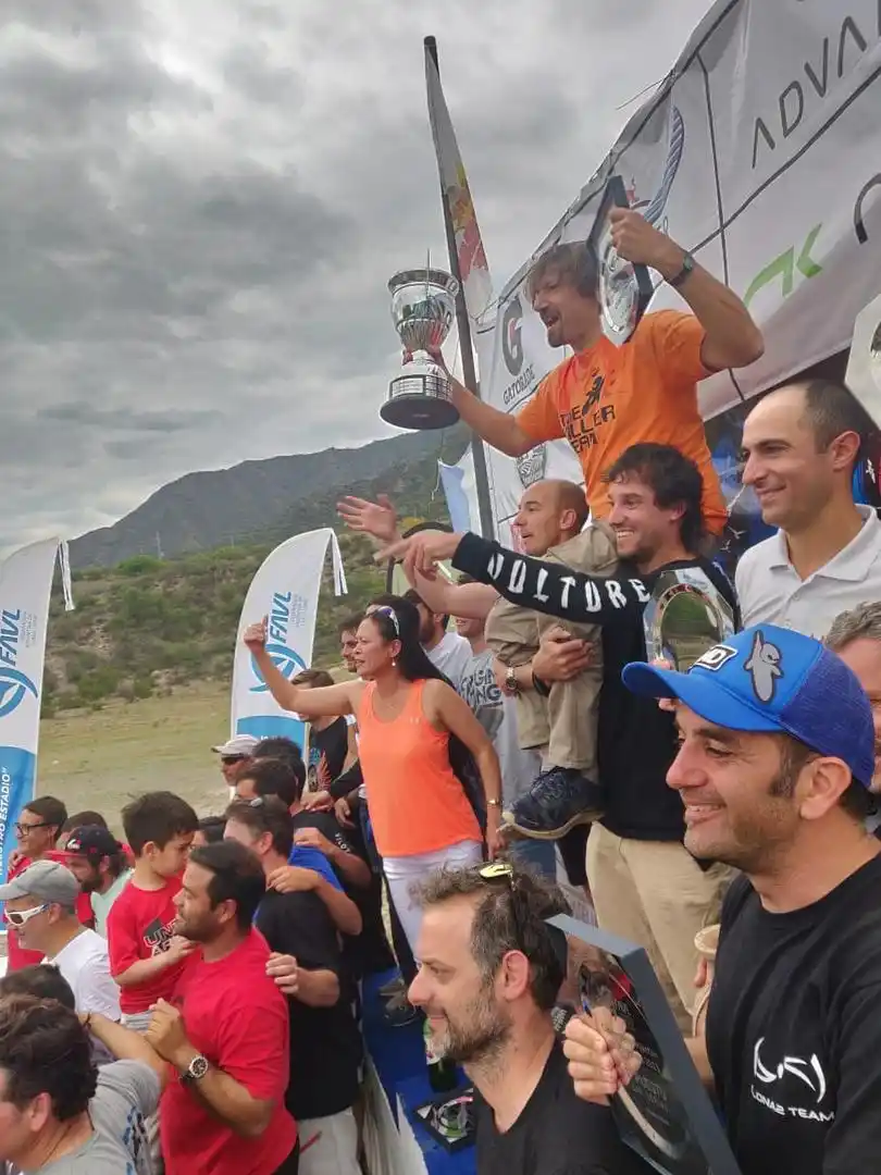 ALEGRÍA. Todos celebran, entre ello Shauin Kao, esposa de Adrián.