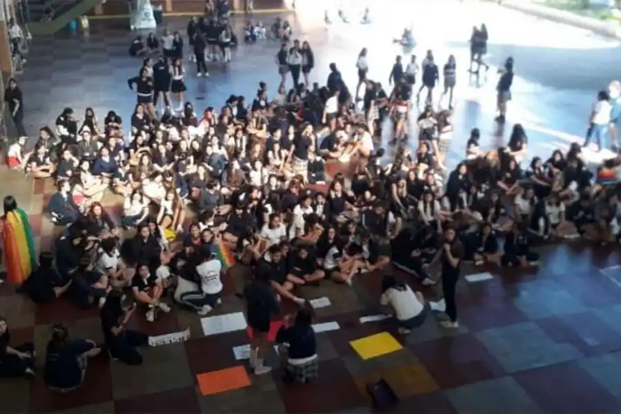 Alumnas protestaron porque sancionaron a dos chicas que se besaron