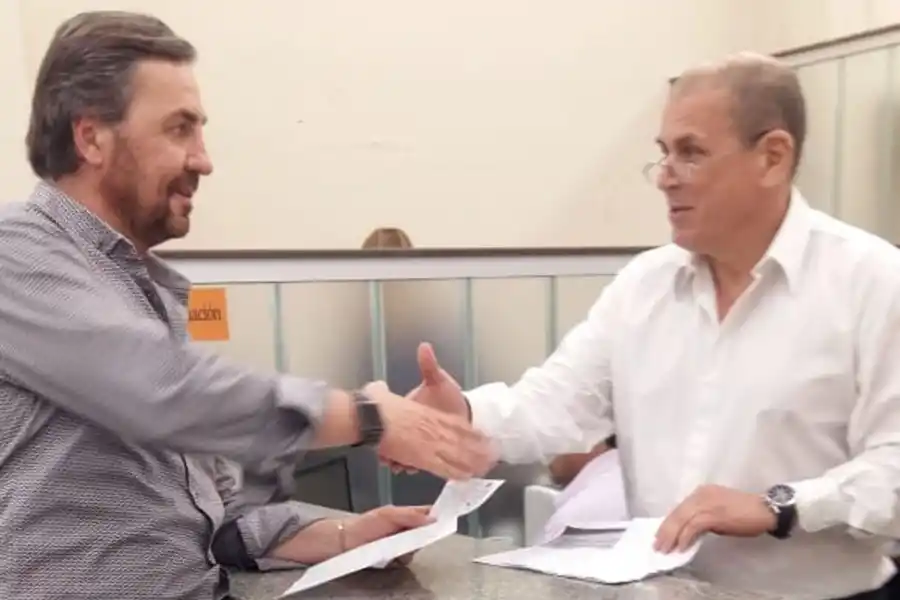 EN EL TRIBUNAL DE FALTAS. Brodersen se fotografió junto al juez Alzabé.