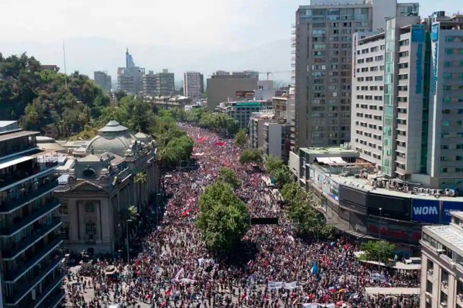 Multitudinaria marcha en la capital chilena.