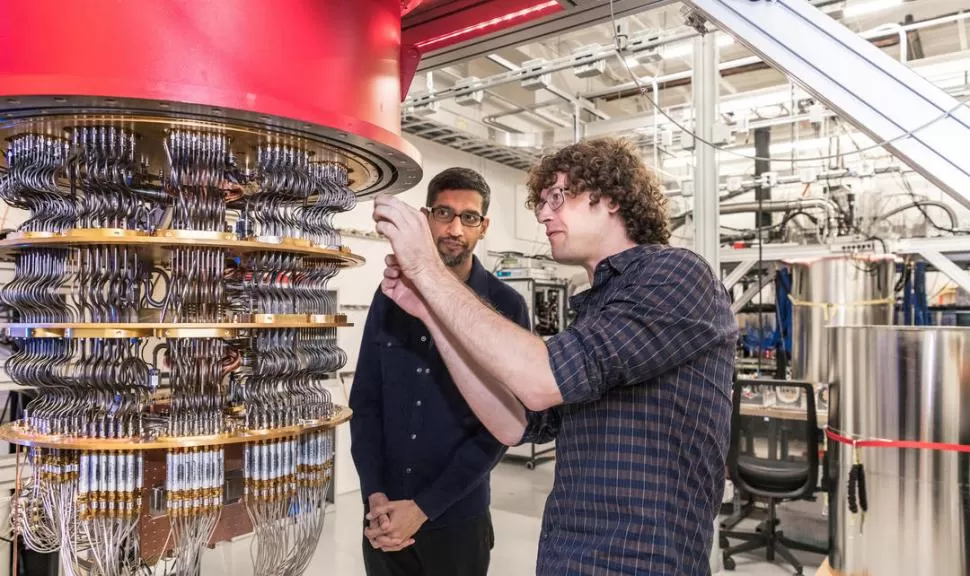 COMPUTADORA CUÁNTICA. Sundar Pichai, CEO de Google (atrás), y Daniel Sank, de la Universidad de Santa Bárbara, junto al ordenador. 