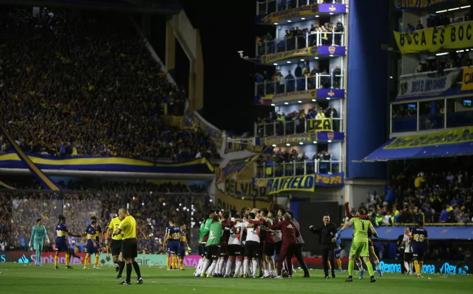 LAS DOS CARAS DE LA MONEDA. Mientras los jugadores de Boca sufren por la eliminación, el plantel de River festeja en La Bombonera el pase para jugar una nueva final de la Copa Libertadores de América.