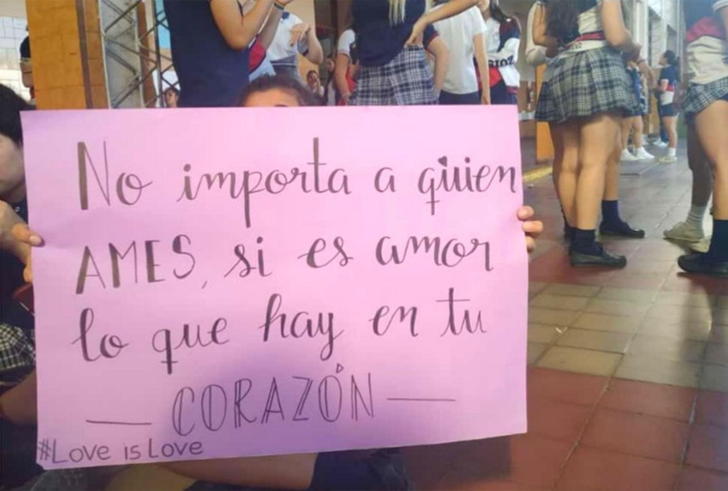 Alumnas protestaron porque sancionaron a dos chicas que se besaron