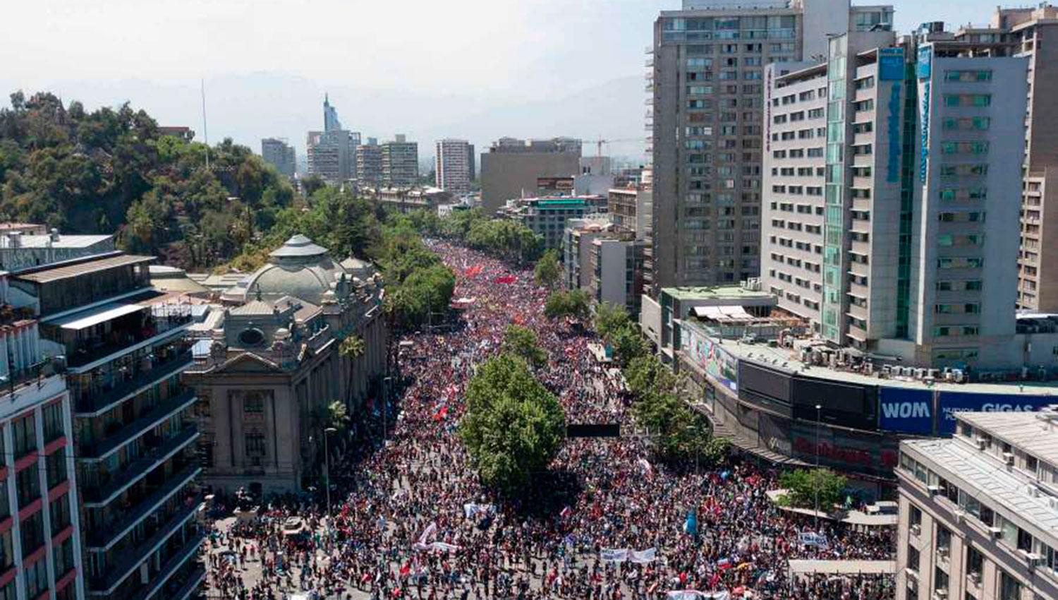 Multitudinaria marcha en la capital chilena.
