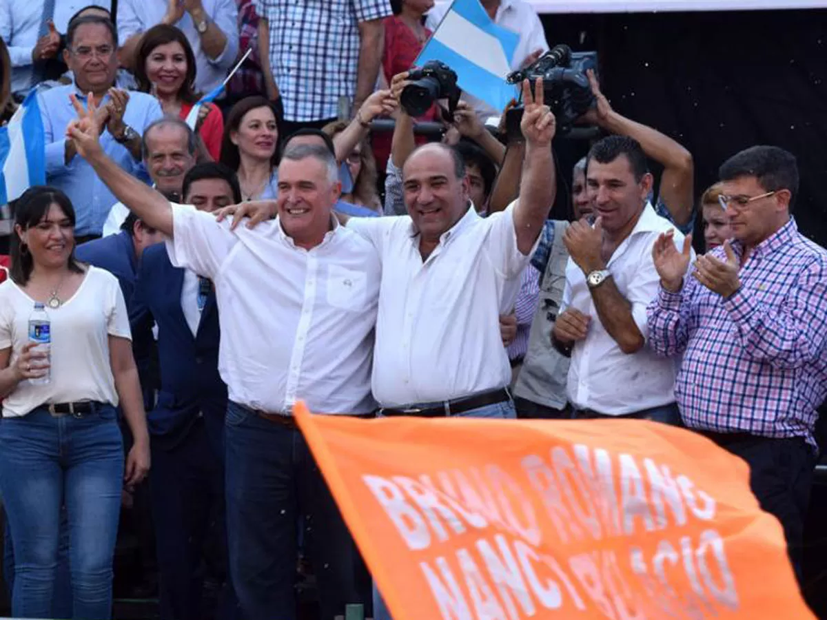 LOS CONDUCTORES, LA LISTA OFICIAL Y LA DIRIGENCIA. Juan Manzur y Osvaldo Jaldo, abrazados, levantan los puños, junto a Leito y Cisneros (a la izquierda del gobernador) y Carrizo y Salomón (a la derecha de Jaldo). 