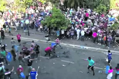 Manzur cerró la campaña con la plaza llena, pero con trifulcas