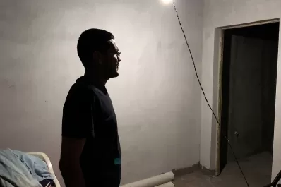 Cuchillo y tenedor, los mejores amigos del hombre que volvió de la muerte