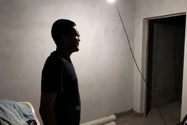 Cuchillo y tenedor, los mejores amigos del hombre que volvió de la muerte