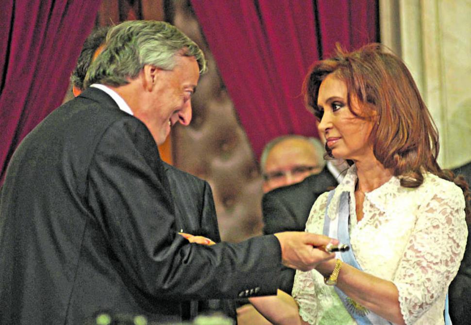 LOS KIRCHNER. Néstor entrega el bastón de mando a su esposa Cristina. 