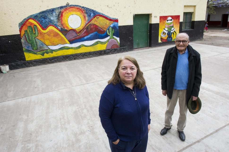 LA ESCUELA. Juan y la actual directora, Silvia Martínez. 