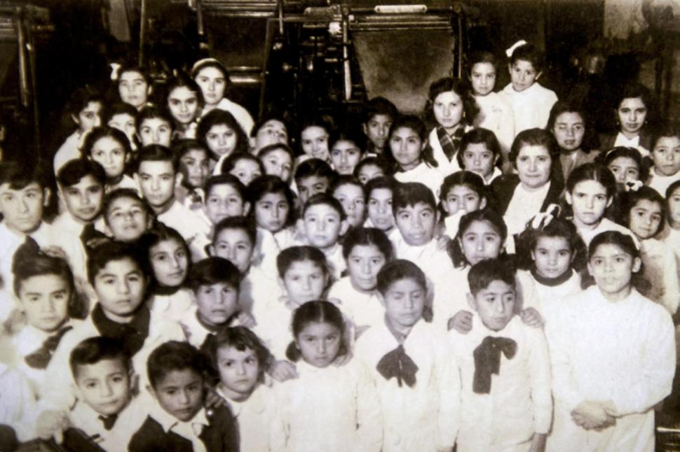 CON SUS ALUMNOS. Ángela Roldán de Cabrera. 