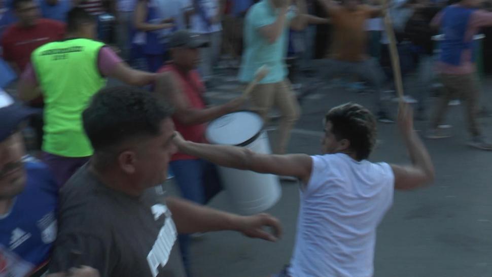 CRUCE CON GOLPES. Un joven -sin identificación partidaria- arroja un palo, en medio de la pelea entre militantes. captura de video lgplay