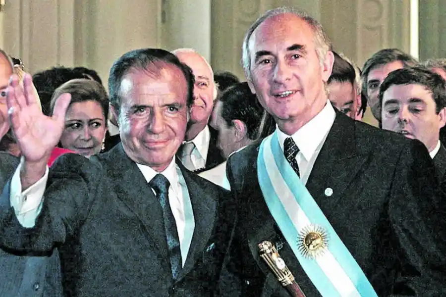 TRASPASO. El justicialista Menem entrega el poder al radical De la Rúa. 