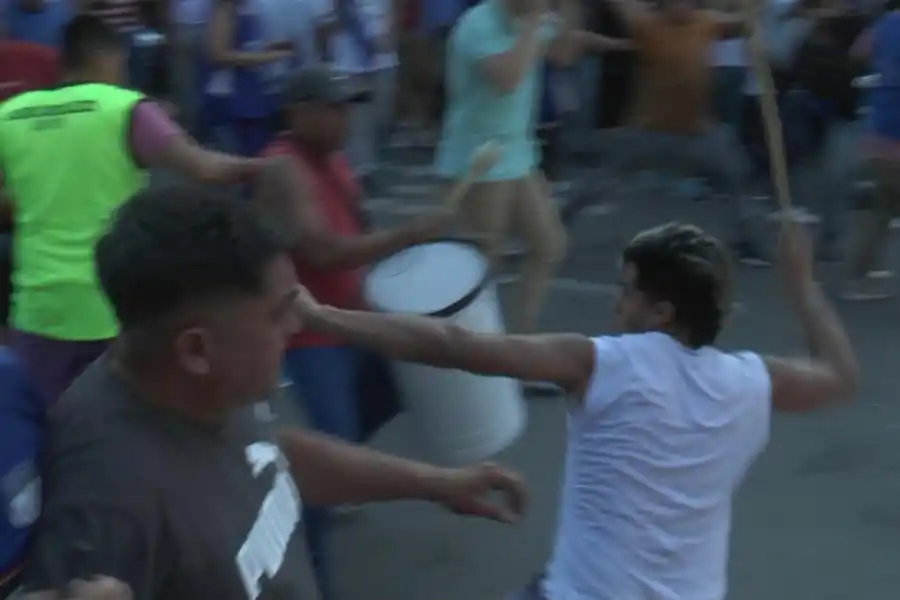 CRUCE CON GOLPES. Un joven -sin identificación partidaria- arroja un palo, en medio de la pelea entre militantes. captura de video lgplay