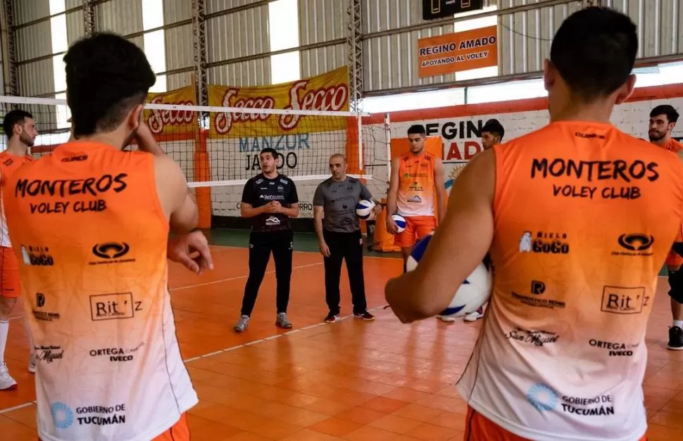 EN CASA Y AFUERA. Arriba, Blanco (primero de frente), le habla al plantel. Abajo, los jugadores en el tercer puesto del podio en el Súper 4 de Cochabamba. prensa monteros voley