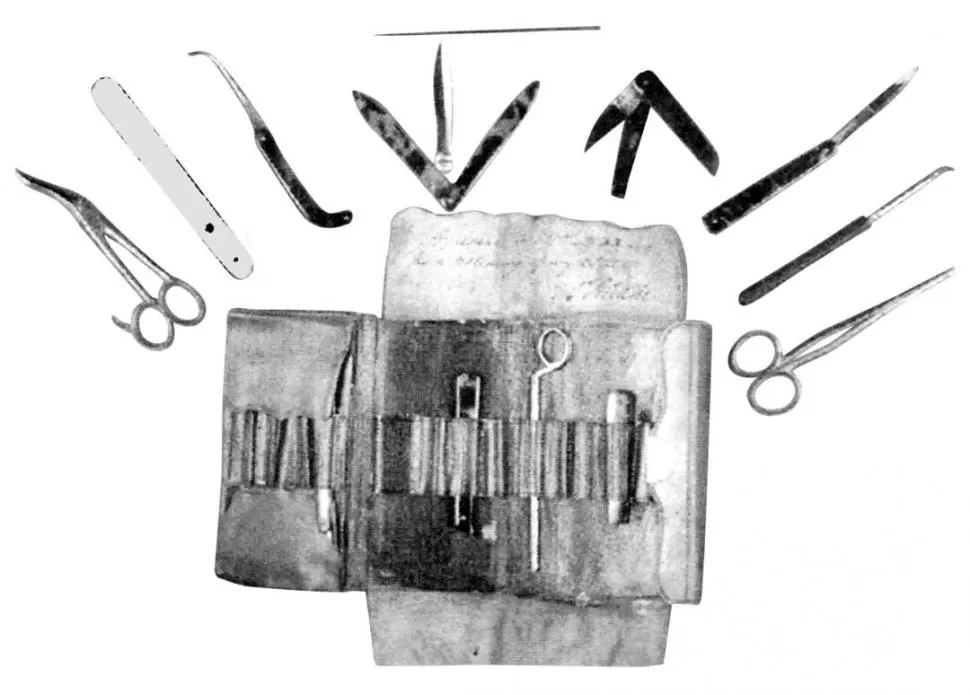 DEL MALETÍN. Instrumental quirúrgico utilizado al promedir el siglo XIX 