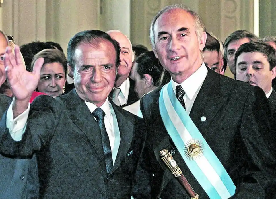  TRASPASO. El justicialista Menem entrega el poder al radical De la Rúa. 