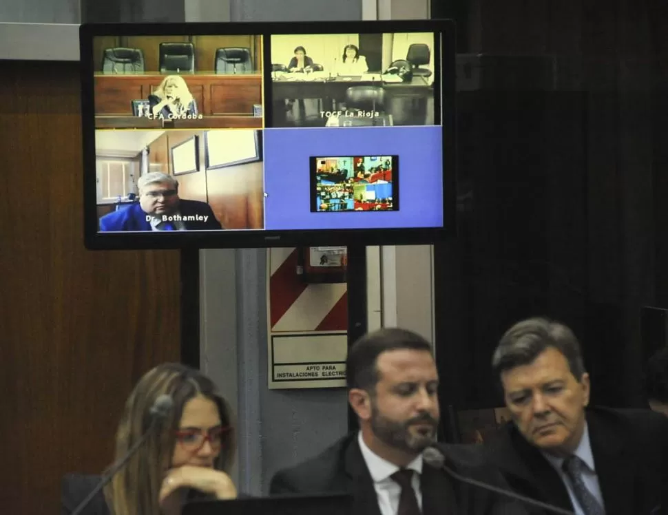 TESTIMONIO. Waite declara por videoconferencia desde Córdoba en el juicio contra Milani (der.), quien aparece junto a los defensores Bertini y Lucero. la gaceta / foto de ANTONIO FERRONI