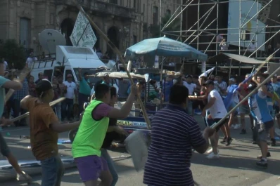 El Gobierno avisó a la Justicia penal de la trifulca en la plaza Independencia