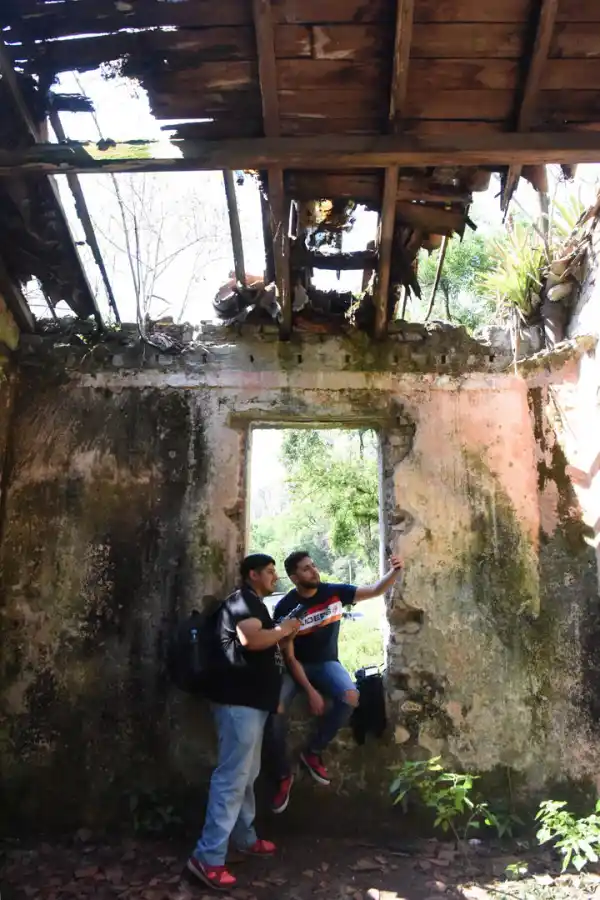 EN EQUIPO. Adrián González y  Maximiliano Carrizo visitan la cara oculta del cerro.