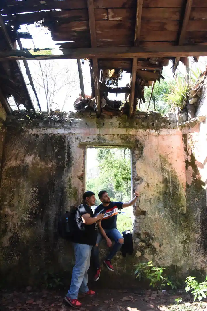EN EQUIPO. Adrián González y  Maximiliano Carrizo visitan la cara oculta del cerro.