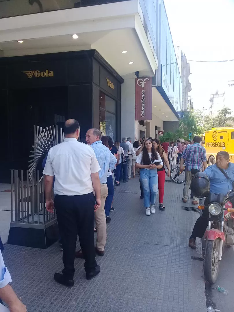 LA ESPERA. En San Martín al 700, los clientes hicieron colas para los cajeros automáticos y para entrar al banco. 