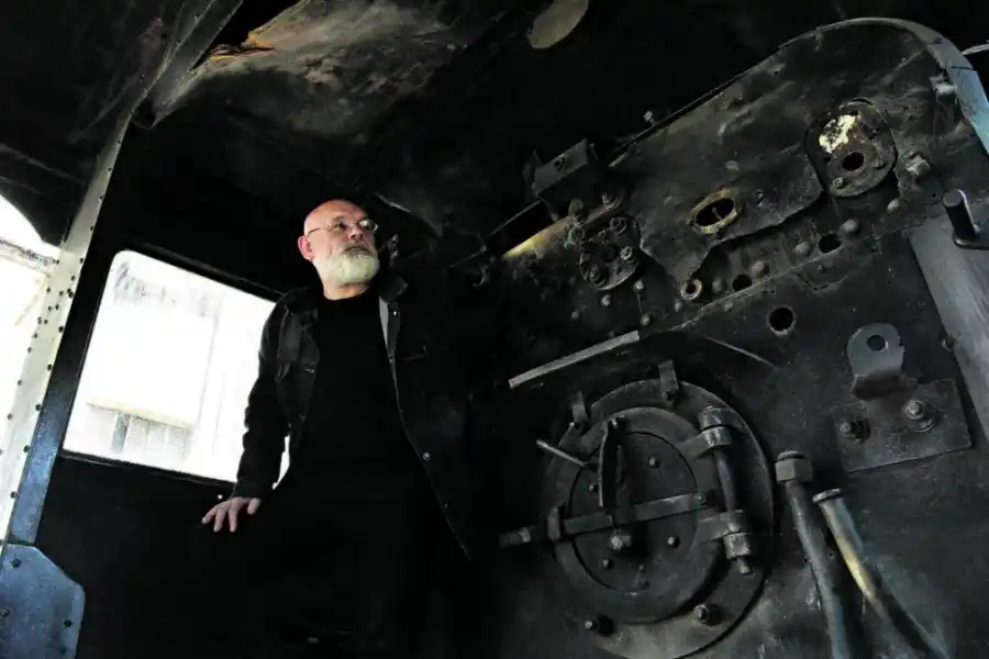 EN TAFÍ VIEJO. Alejandro Gomez Tolosa visita los talleres ferroviarios en desuso.